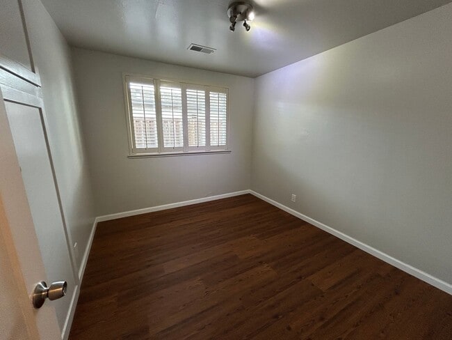 Building Photo - Spacious 3 Bed/1.5 Bath Home Located in He...