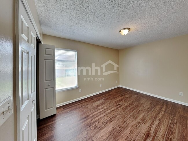 Building Photo - 3370 Westfield Dr