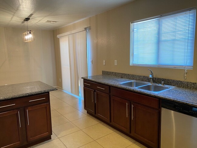 Building Photo - Beautiful 3 bedroom available