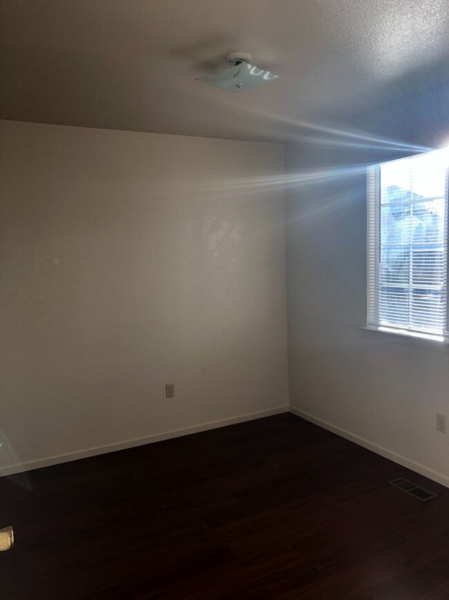 Building Photo - Light and Bright Three Bedroom Two Bath Du...