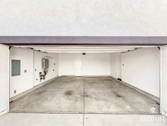 Building Photo - Great 4B/4BA Home Available for Lease in O...