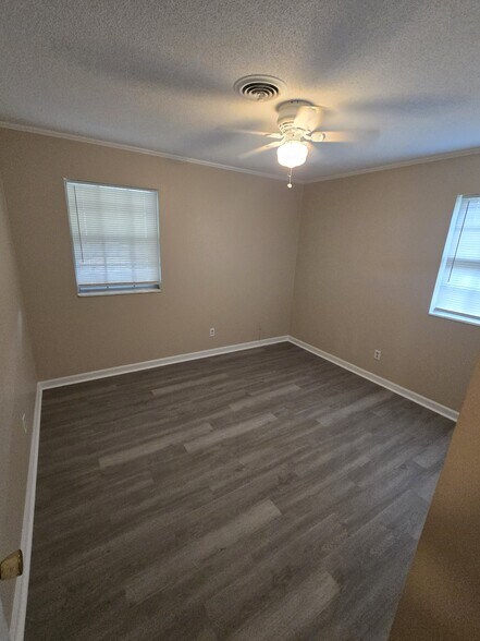 Building Photo - 2201 Brentwood Dr NW