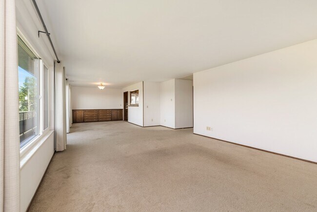 Building Photo - Charming 2BR/2BA Home with Private Balcony...