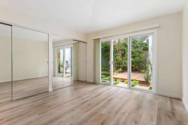 Building Photo - Welcome to this charming 2-bedroom, 1.5-ba...