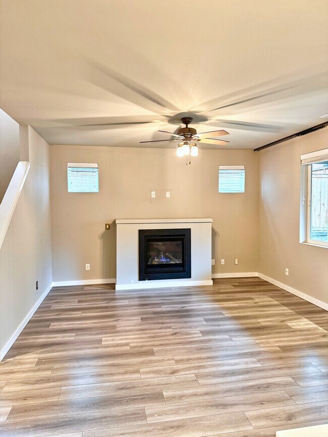 Building Photo - Seven Seven Oaks St SE