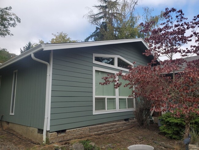 Building Photo - East Roseburg 3-Bedroom, 2-Bath close to Eastwood School