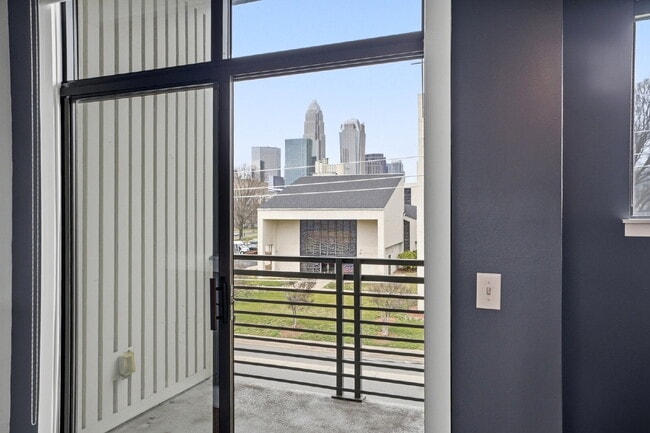 Building Photo - Modern Multi-Level 2BR Retreat with Garage Near Uptown Charlotte