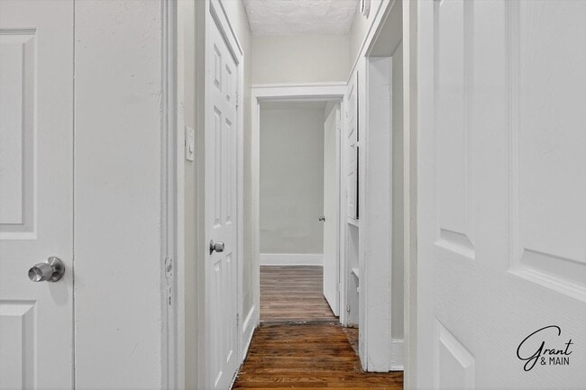 Building Photo - $1300 4 bedrooms