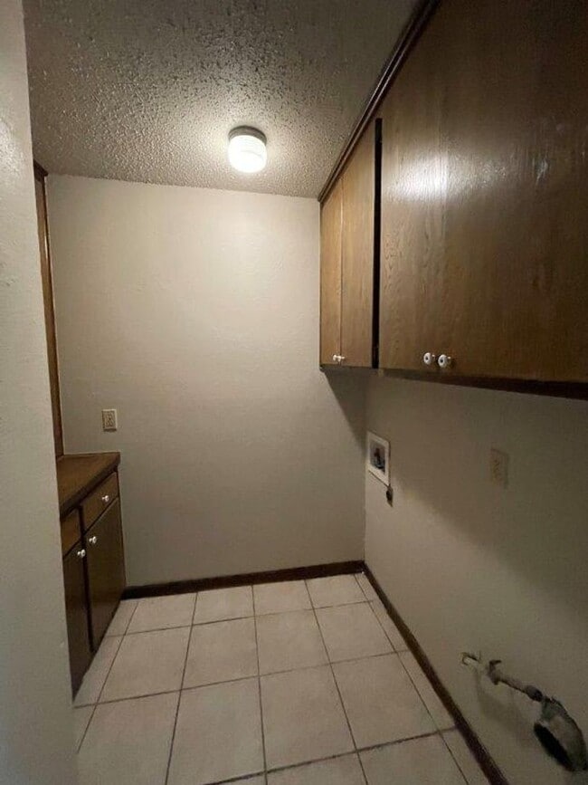 Building Photo - 2 bed, 1 and 1/2 baths with a 1 car garage and new countertops! cute duplex for rent near SW 89th...