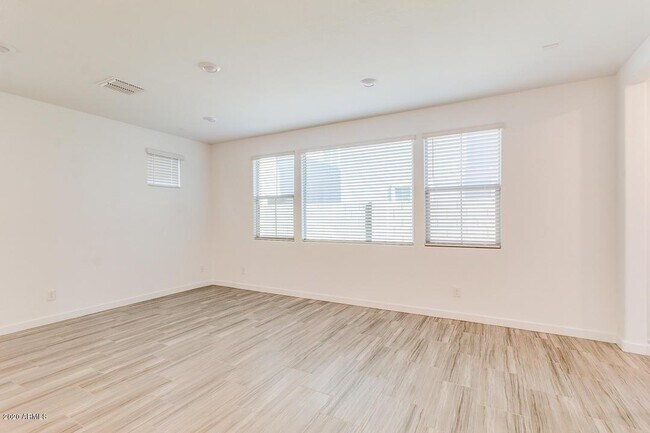 Building Photo - 1070 E Marlin Dr