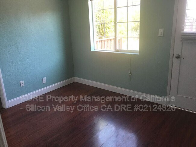 Building Photo - 1520 E St John St