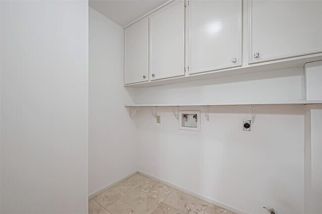 Building Photo - 2527 Potomac Dr