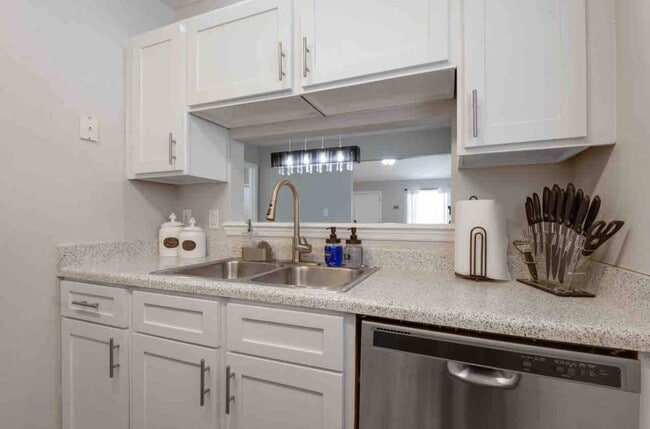 Building Photo - Renovated 2 bedroom Unit