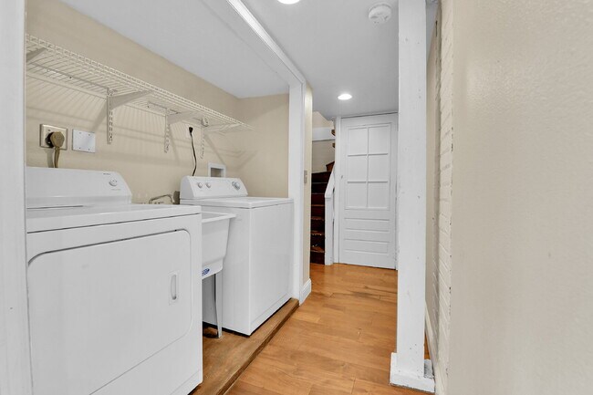 Building Photo - 3 Bedroom 2 Bathroom Home Available August 7th!