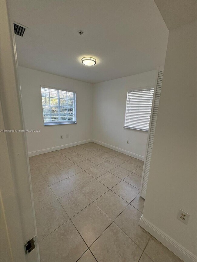 Building Photo - 2092 NE 167th St