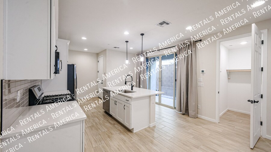 Building Photo - 2858 N Evergreen St