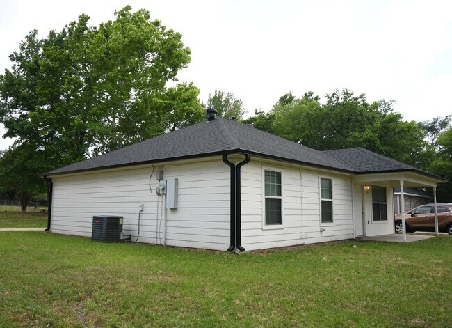 Building Photo - Move-In Ready, Beautifully Updated 3BR/2BA Home, HUD Accepted