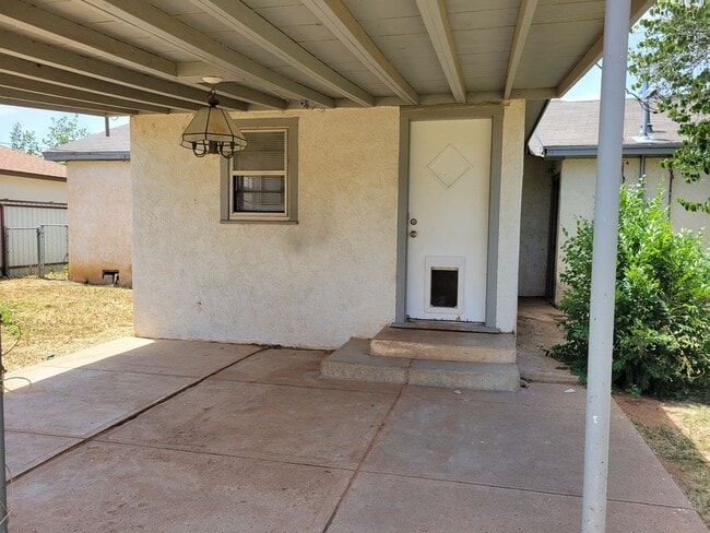 Building Photo - GREAT LARGE HOME