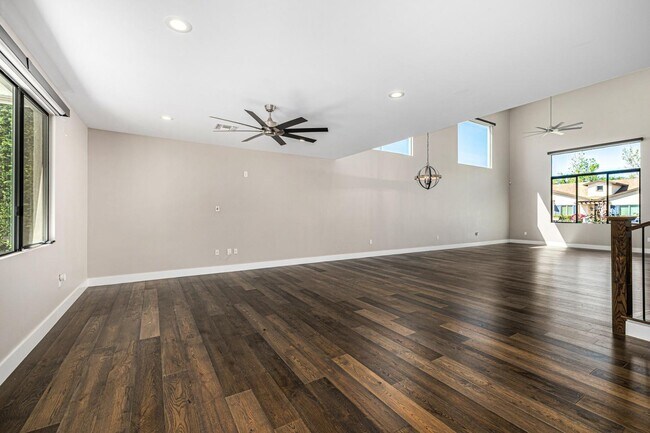 Building Photo - 3821 E Devonshire Ave