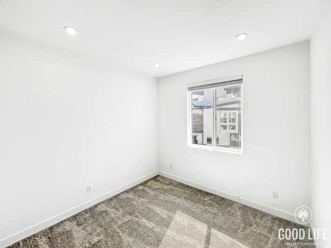 Building Photo - Beautiful 3BD/2.5BA W/ AC and Attached Gar...