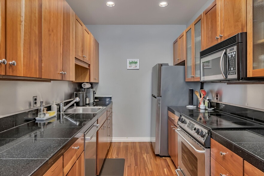 Building Photo - 618 NW 12th Ave