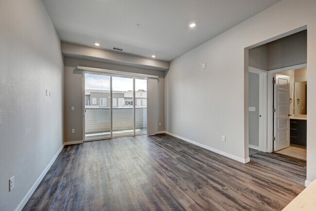 Building Photo - $2,150- 2 Bed, 2 Bath Condo in Littleton w...