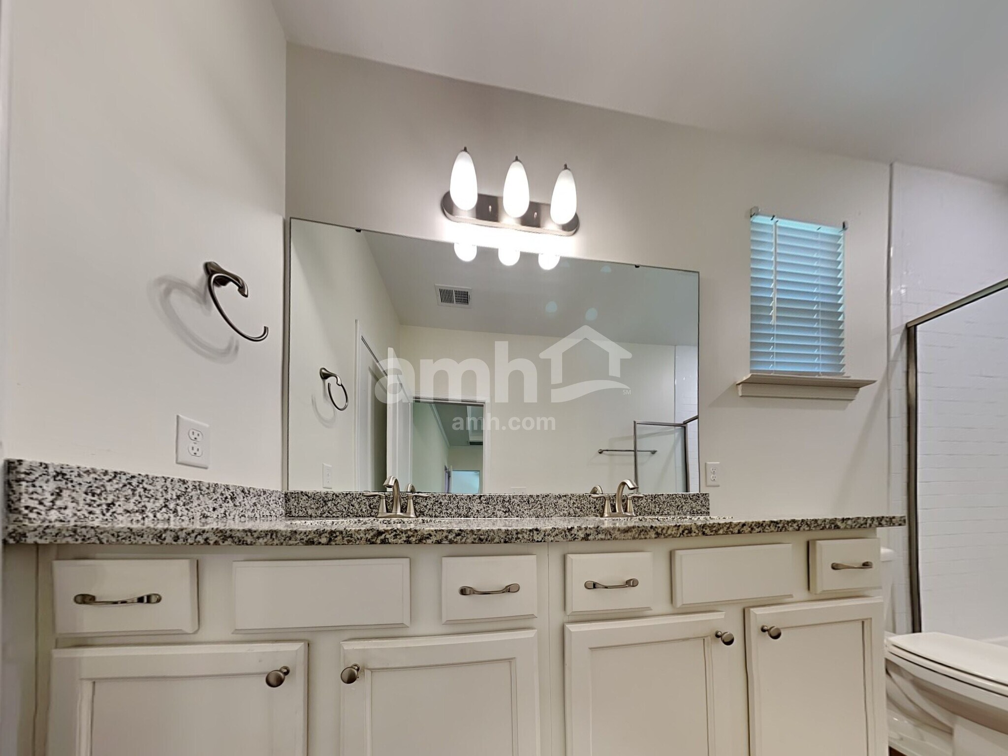 Building Photo - 219 Swan Dr