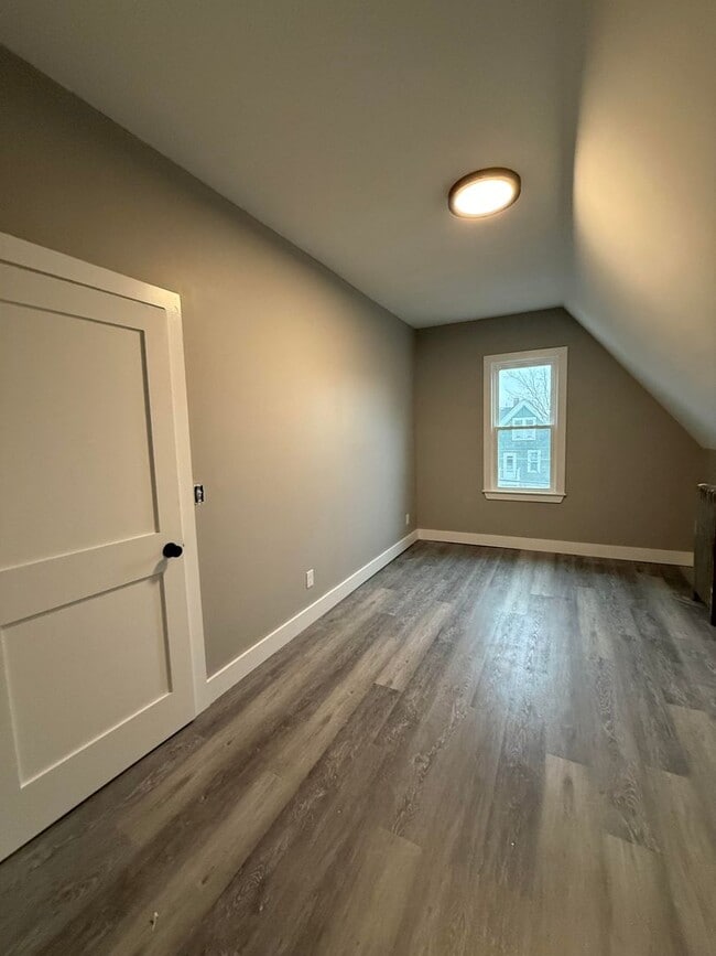 Building Photo - Frederick Upper Flat with 2 bathrooms!