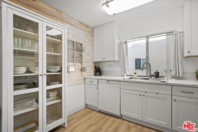 Building Photo - 5245 Coldwater Canyon Ave