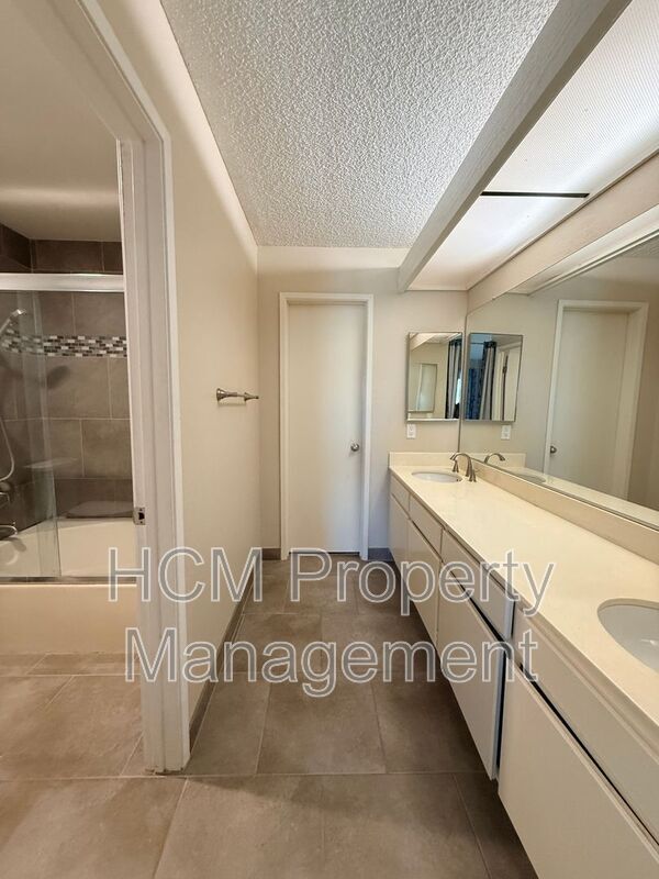 Building Photo - 4852 Cabana Dr