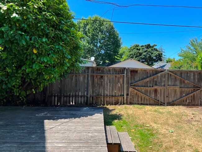 Building Photo - 4Bd/2Ba Two Story House-Available soon