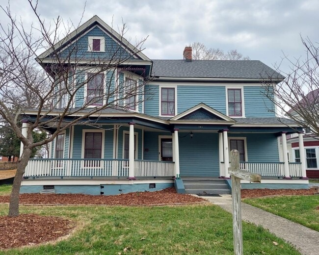 Building Photo - 304 Oakwood St