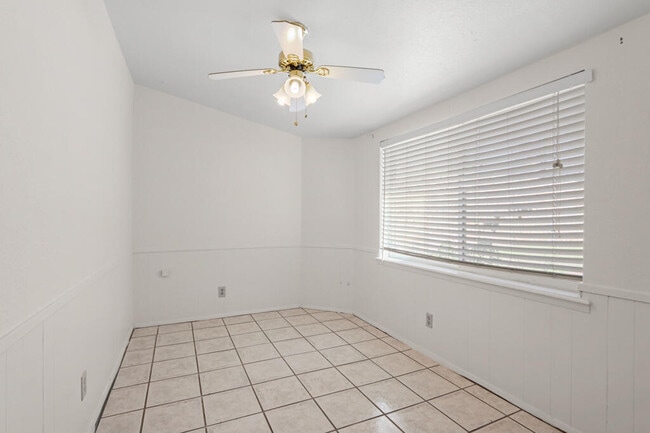 Building Photo - 1600 Sumac Dr