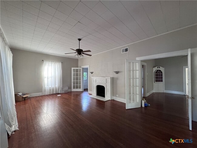 Building Photo - 410 Burleson St