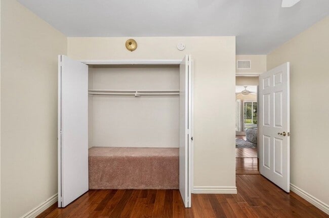Building Photo - 3-4 bedroom house across from park, available now!