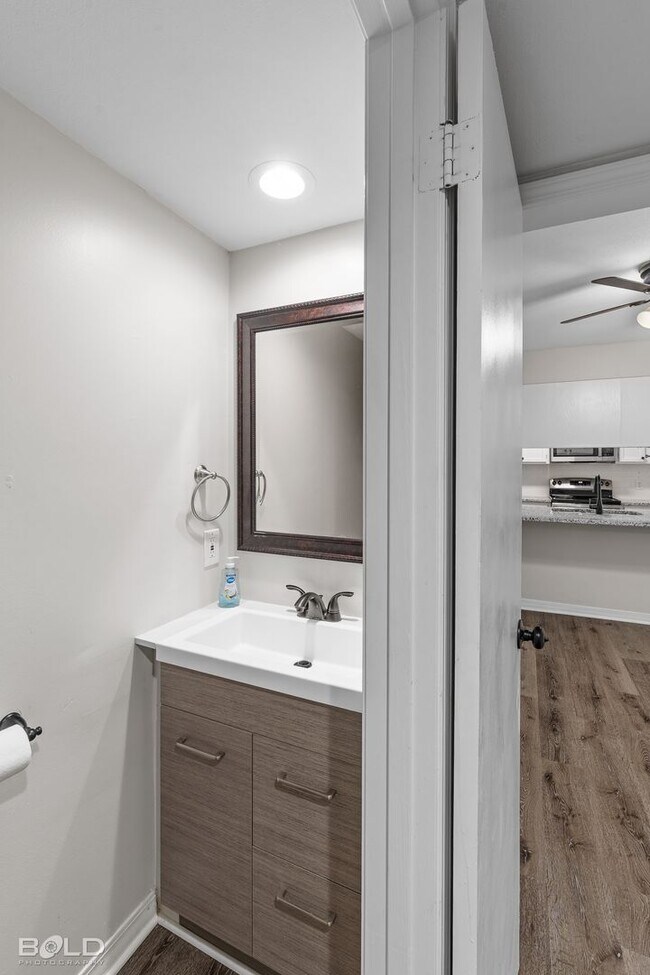 Building Photo - 3 bed 2 bath Town House