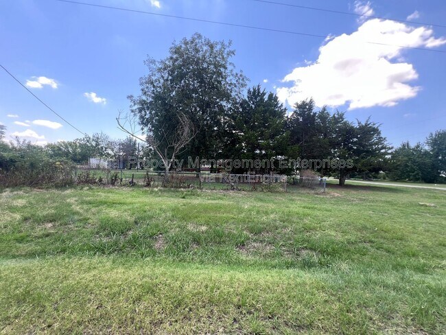 Building Photo - 204 Wolf Ln