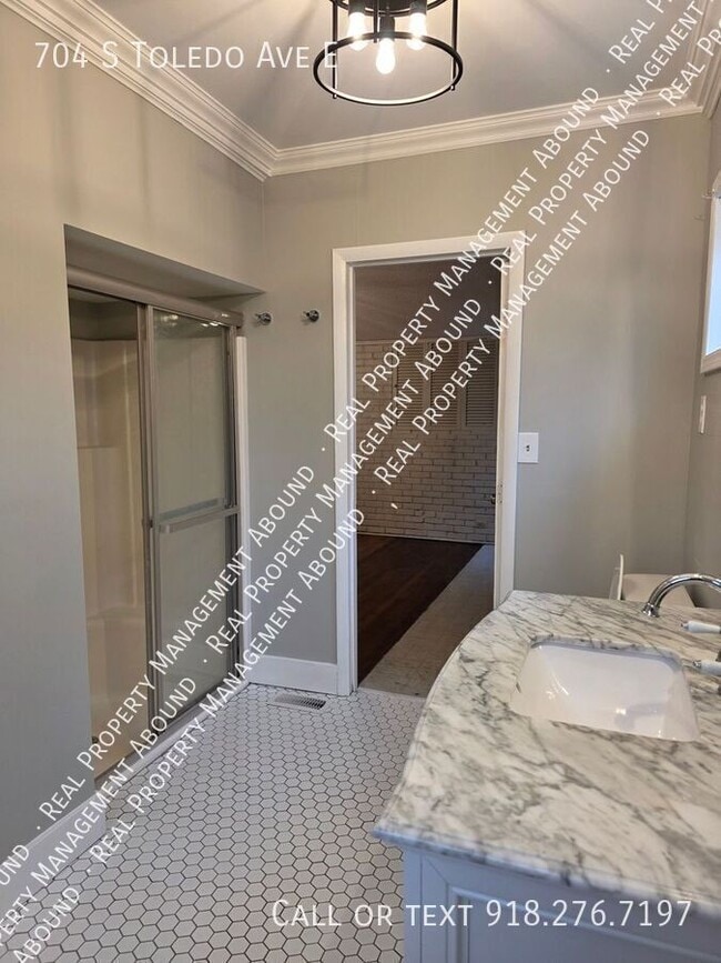 Building Photo - 704 S Toledo Ave