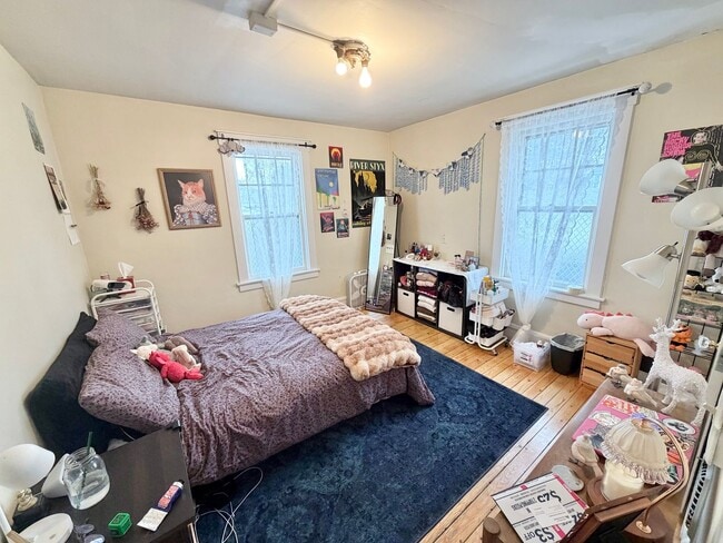 Building Photo - 3 Bedroom Apartment in Burlington VT Available NOW! OFF STREET PARKING, LAUNDRY, HEAT INCLUDED!