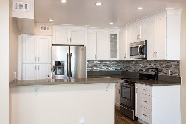 Building Photo - Stunning Bay View Condo in Bankers Hill