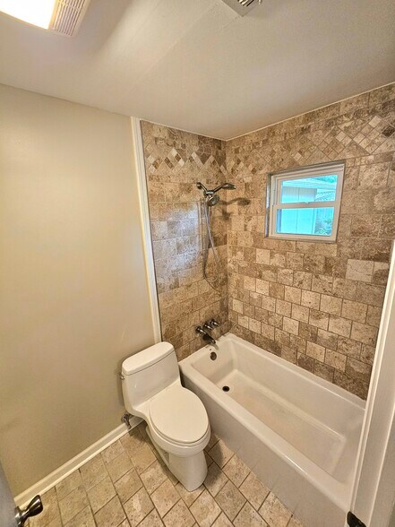 Building Photo - 516 Colynwood Dr