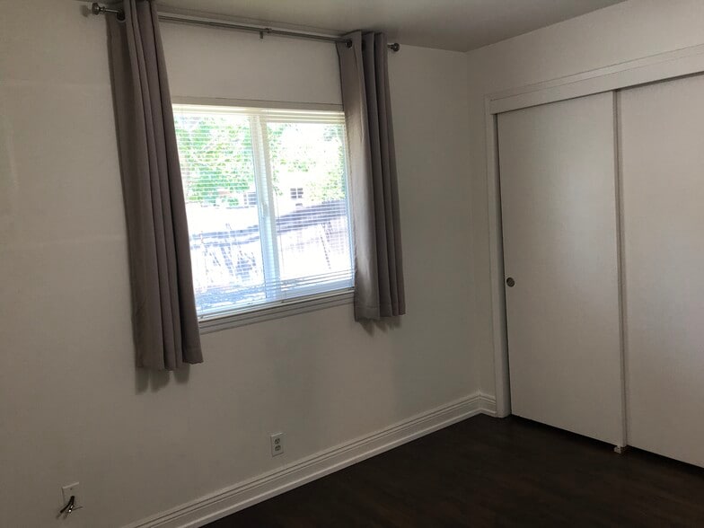 Bedroom 1 with closet - 921 Sherman Oaks Dr