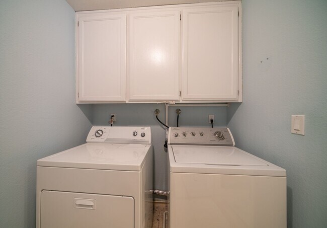 Building Photo - 211 S Helberta Ave