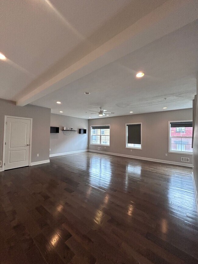 Building Photo - Modern 3-Level North Side Townhome with Garage