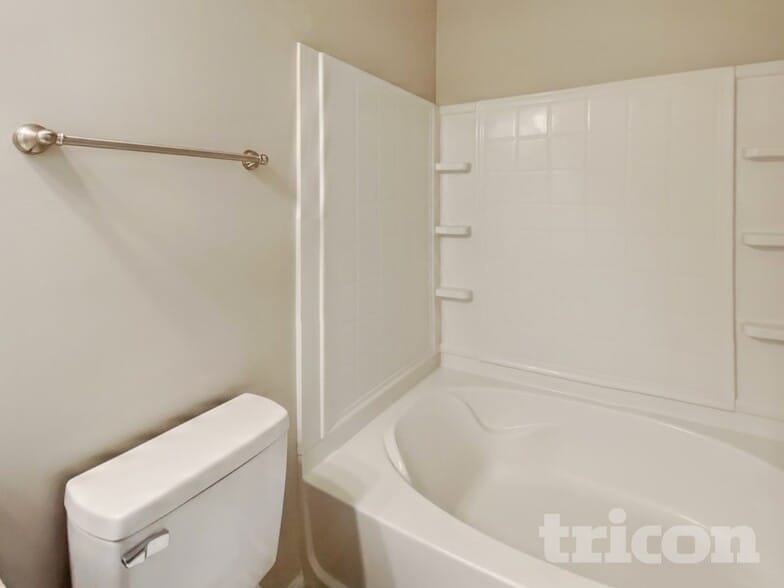 Building Photo - 1806 12 Oaks Dr