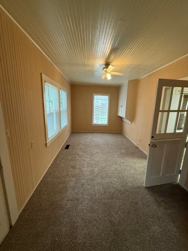 Building Photo - 3 Bedroom 1.5 Bath Downtown Dixon *STAR RENTALS