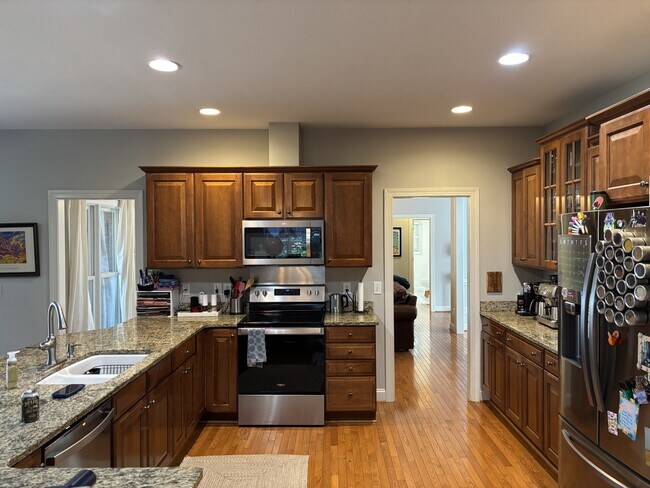 Building Photo - 420 Lake Forest Dr SE