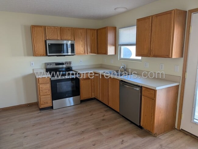 Building Photo - Home in Village at Williams Creek in Grove...