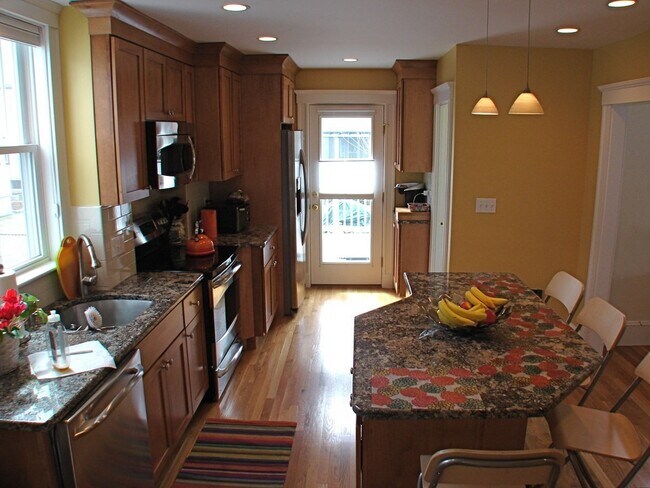 Building Photo - 128 Brooks Ave