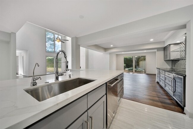 Building Photo - 15607 Memorial Dr